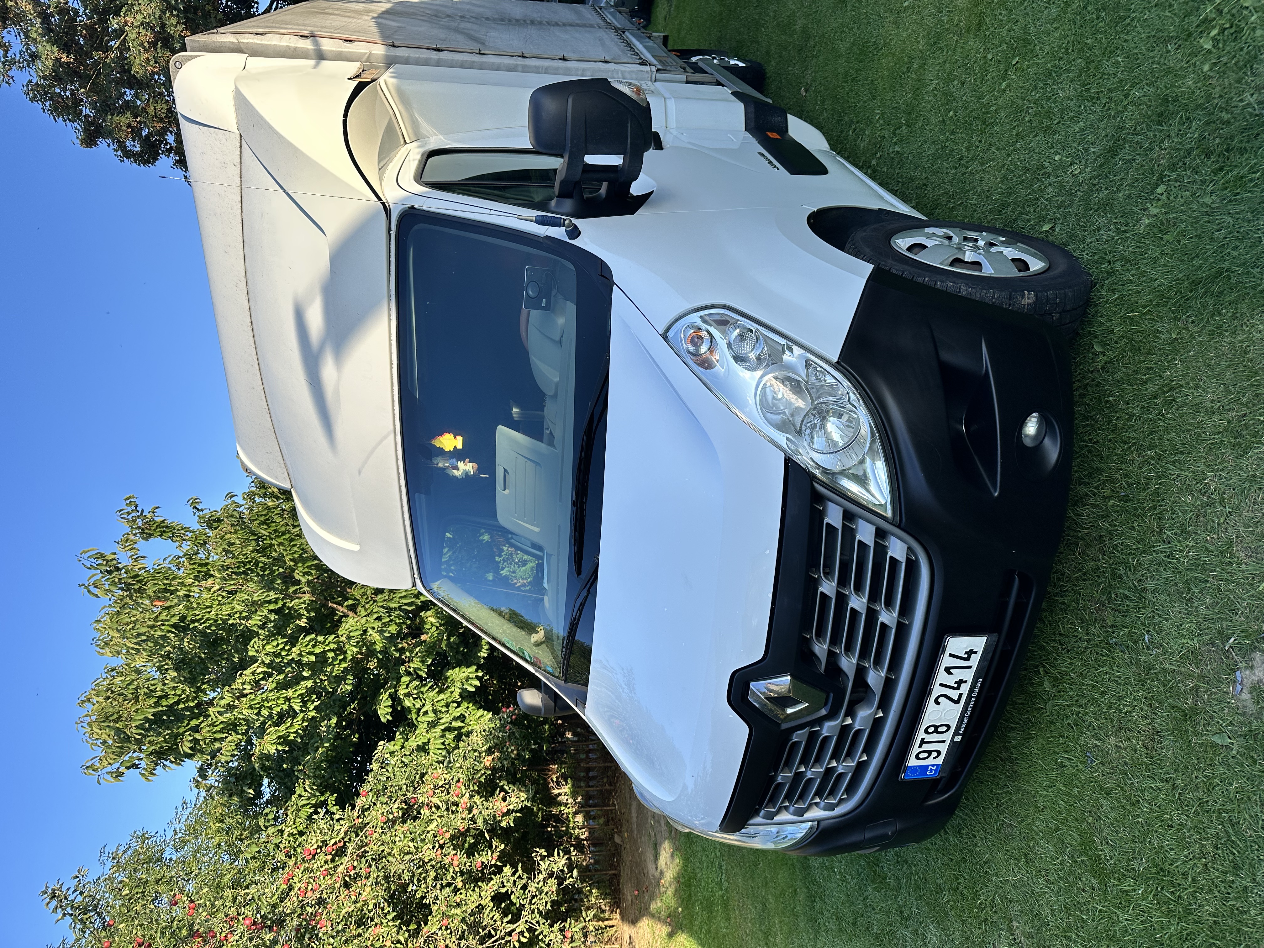 Dodávka Renault Master zaparkovaná na zahradě
